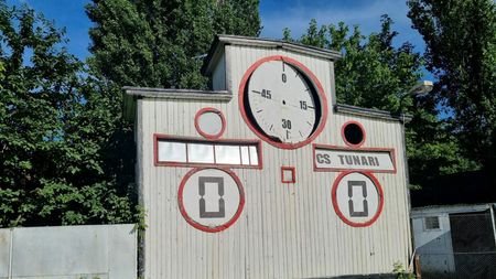 Descoperire istorică: legendara tabelă de marcaj de pe stadionul Republicii supraviețuiește în cotcodăcitul găinilor din Ferentari! Destinul ei fabulos, de la manita istorică a lui Wetzer pentru naționala României și hattrick-ul lui Ferenc Puskas, la agonia prezentului din strada Veseliei | REPORTAJ VIDEO & FOTO EXCLUSIV