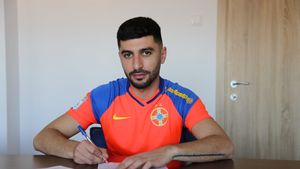 Florin Achim, prezentat oficial la FCSB! Primele imagini cu noul fundaș al vicecampioanei + Cum ironizează suporterii ultimul transfer al lui Becali. „Seamănă mai mult a ospătar!” | FOTO