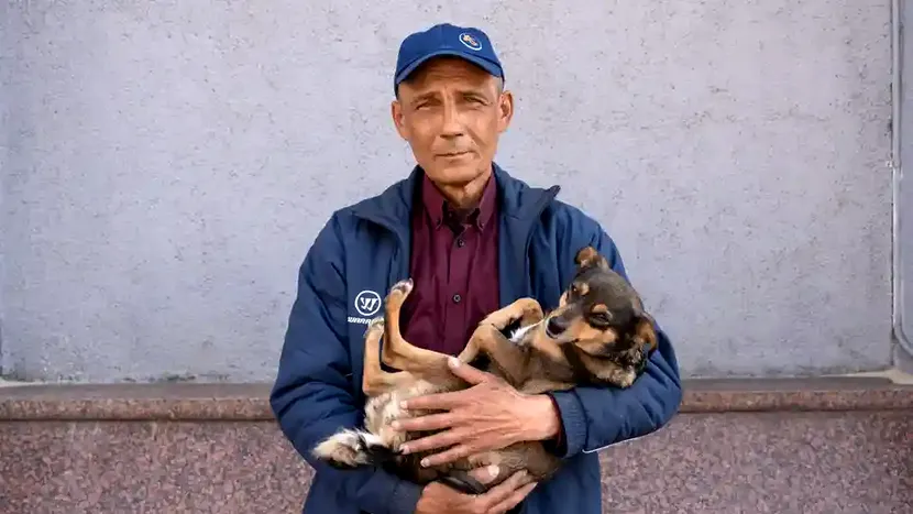 Povestea „omul invizibil” de 61 de ani care a scăpat de iadul din Mariupol după ce a mers pe jos 225 de km. Bărbatul a parcurs distanța însoțit de câinele său