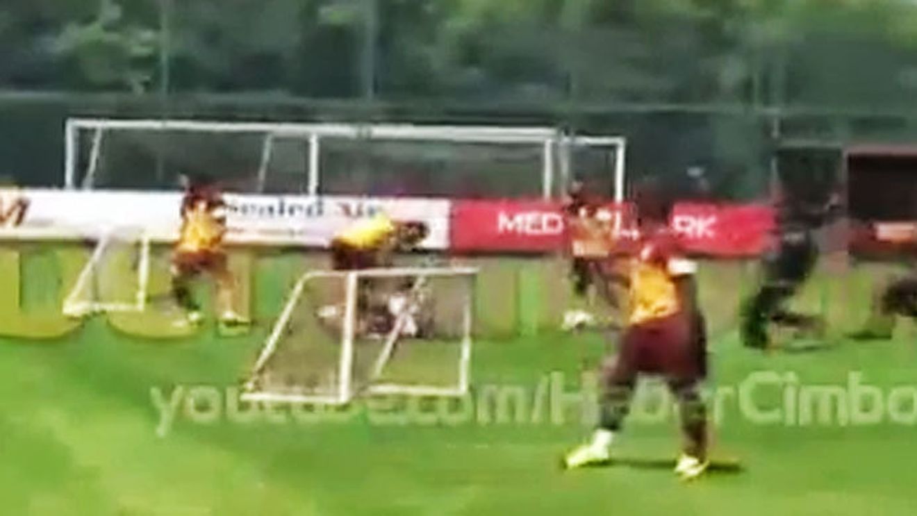 VIDEO Drogba, faultat dur de un suporter! Ivorianul a fost la un pas de accidentare