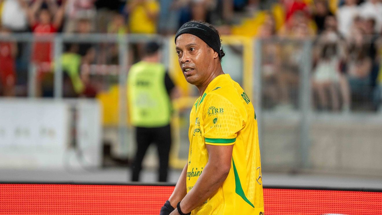 Ronaldinho și alte staruri ale fotbalului mondial vor face show în Copou! Ieșeanul Daniel Pancu, printre românii invitați să joace contra brazilianului. Cât costă cel mai ieftin bilet