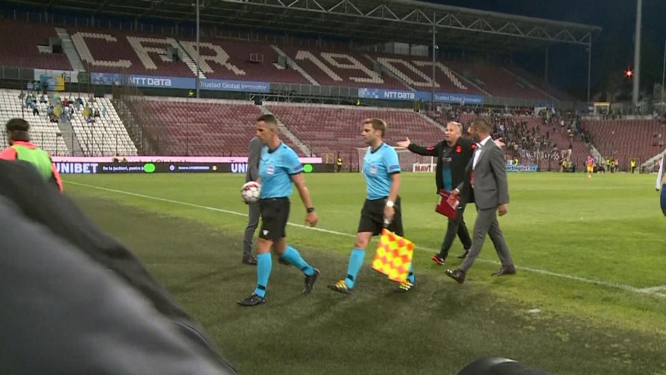GALERIE FOTO | Dan Petrescu și-a ieșit din minți la pauza meciului CFR - Astana! "Bursucul" s-a dus glonț spre arbitri: ce le-a reproșat
