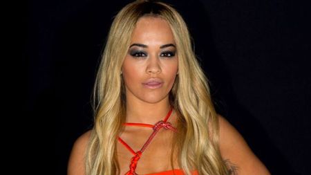 Rita Ora, apariție de senzație la Săptămâna Modei de la Paris