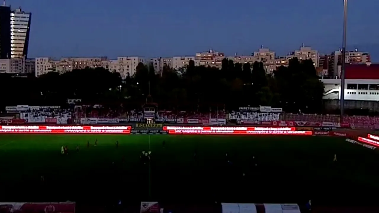 Asta mai lipsea! A picat nocturna din „Ștefan cel Mare”, la meciul Dinamo - FC Botoșani. Meciul a fost întrerupt | VIDEO