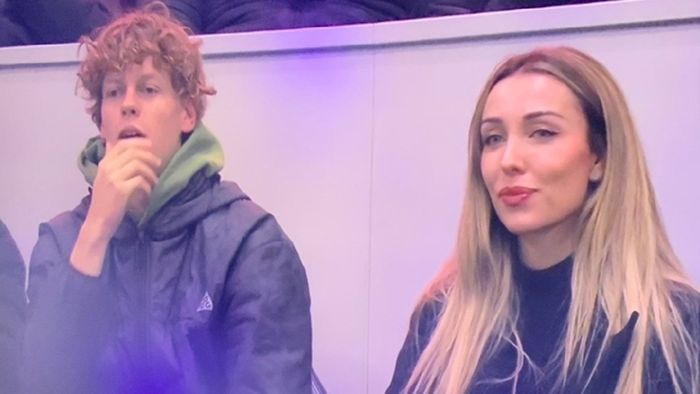 Jannik Sinner, surprins alături de iubită la AC Milan - Borussia Dortmund în Champions League! Tenismenul momentului, ovaționat la scenă deschisă pe „San Siro". FOTO & VIDEO