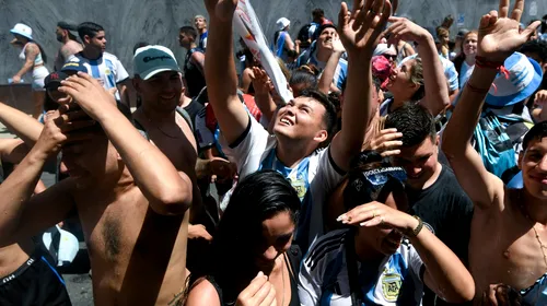 Incident grav la sărbătoarea Argentinei! Un suporter a sărit de pe pod și a căzut în autocarul jucătorilor. Cum s-a încheiat totul | VIDEO
