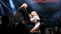 🚨 Nadia Comăneci, petrecere de pomină Oneşti! Loredana Groza a făcut show, iar „Zeița de la Montreal” a cântat „Trandafir de la Moldova”