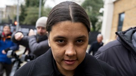 Jucătoarea care i-a umilit verbal pe polițiști sub ochii iubite sale a ajuns la tribunal. Cum l-a jignit și pe taximetristul de la care a pornit scandalul
