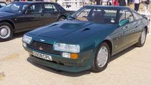 Vecinii bogătașului au rămas uluiți când și-au dat seama că milionarul are, de fapt, trei mașini Aston Martin identice. De ce au crezut ani de zile că e una singură