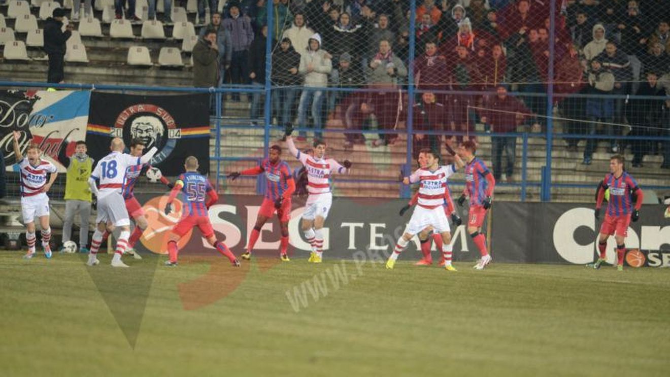 FOTO: Cea mai controversată fază a meciului. Henț în careul Stelei, arbitrul n-a fluierat nimic