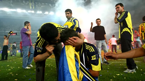 VIDEO** HAOS la Istanbul! Fanii lui Fener au dat foc la tribune și au invadat terenul