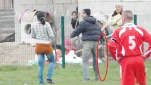 Se întâmplă în România!** Supărat că mingea i-a căzut pe acoperiș, un sătean a intrat cu toporul pe teren!