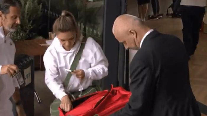 Simona Halep, pusă într-o situație stânjenitoare la meciul cu Amanda Anisimova! „Simo", controlată în geantă de agenții de securitate la Wimbledon | VIDEO