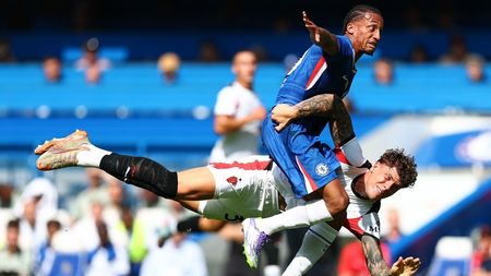 Coșmarul carierei pentru Andrei Coubiș în Chelsea – AC Milan. Și-a dat autogol și a luat cartonaș roșu în primele 18 minute