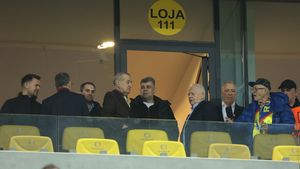 Imaginile serii la FCSB - Manchester United: premierul Marcel Ciolacu, oaspetele lui Gigi Becali în loja milionarului