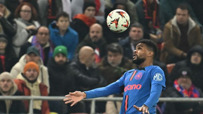 Edjouma, la un pas de golul carierei în FCSB – Lyon, după o centrare perfectă a lui Radunovic