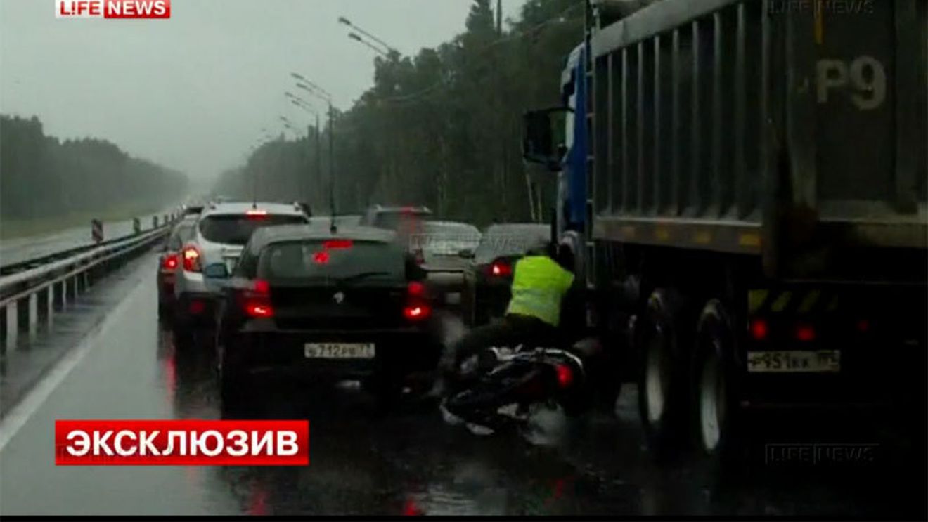 VIDEO A murit sub roțile camionului