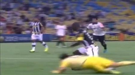 VIDEO Se întâmplă o dată în viață! Seedorf a ratat incredibil după ce a driblat portarul