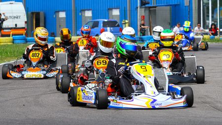 Spectacol la debutul Campionatului Național de Karting. Concurenții cu vârste începând de la 5 ani s-au întrecut pe circuitul AMCKart din București