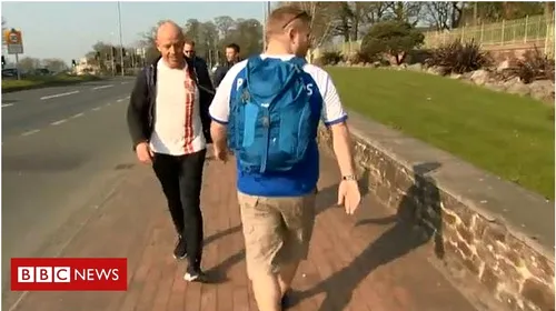 Un fan al lui Wigan a mers 93 de kilometri cu spatele după ce a pierdut un pariu. VIDEO | Peste 70 de persoane i s-au alăturat