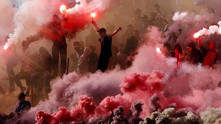 FOTOGRAFIA ZILEI / Torțe și fum la Belgrad