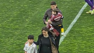 Nepotul lui Mircea Lucescu a mers în Giulești și a dat lovitura de start. Reacție emoționantă înainte de Rapid - FC Argeș: „Am copilărit pe acest stadion”