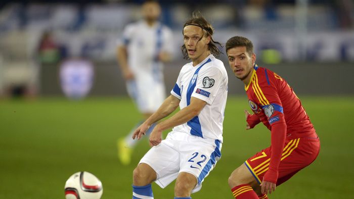Pițurcă și cei șase pitici. Selecționerul a făcut din România o națională "liliputană"