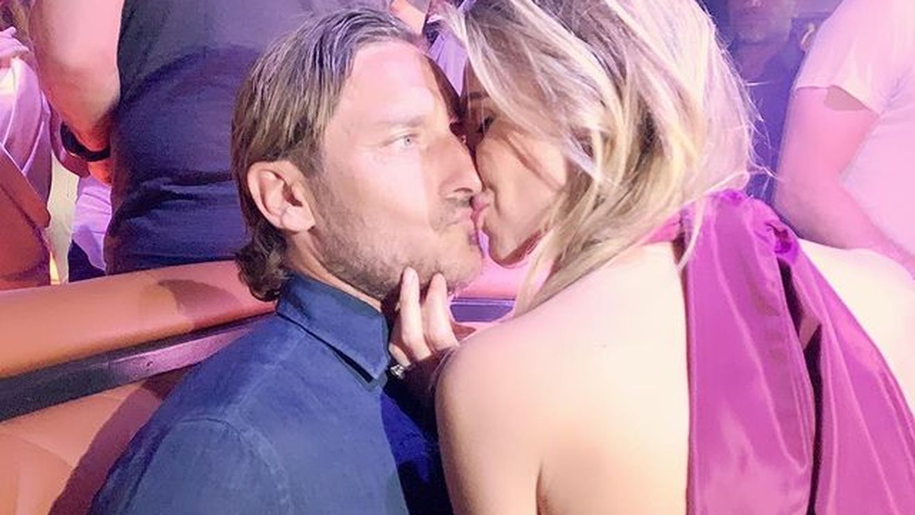 Divorț șoc în lumea fotbalului: celebrul Francesco Totti o părăsește după 17 ani pe Ilary Blasi pentru o altă bombă sexy! Cum arată femeia care îl consolează pe fostul căpitan al celor de la AS Roma | GALERIE FOTO