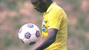 Pele îi contestă trofeele lui Maradona