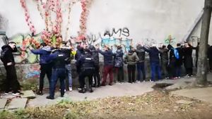 Mâinile sus, faţa la perete! S-a lăsat cu scandal între suporteri, în centrul Ploieştiului, după meciul Petrolul - ASU Poli, dar şi cu reţineri făcute de Jandarmerie. Sancţiunile dictate