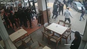 Incidente între ultrașii lui Dinamo și ai celor de UTA! Prima reacție a Jandarmeriei! VIDEO