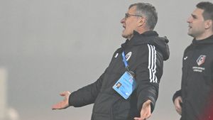 Cum răspunde Ioan Ovidiu Sabău atacurilor îndreptate împotriva Universității Cluj: „Le am în cap, aș vrea să le spun, aș vrea să răspund”. Antrenorul crede că liderul deranjează: „E greu de acceptat”