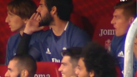 Momente incredibile cu jucătorii de rezervă ai celor de la Real Madrid în timpul meciului cu Granada. Fotbaliștii au început să-l ironizeze pe antrenorul advers: "Chelner, o Coca Cola!"