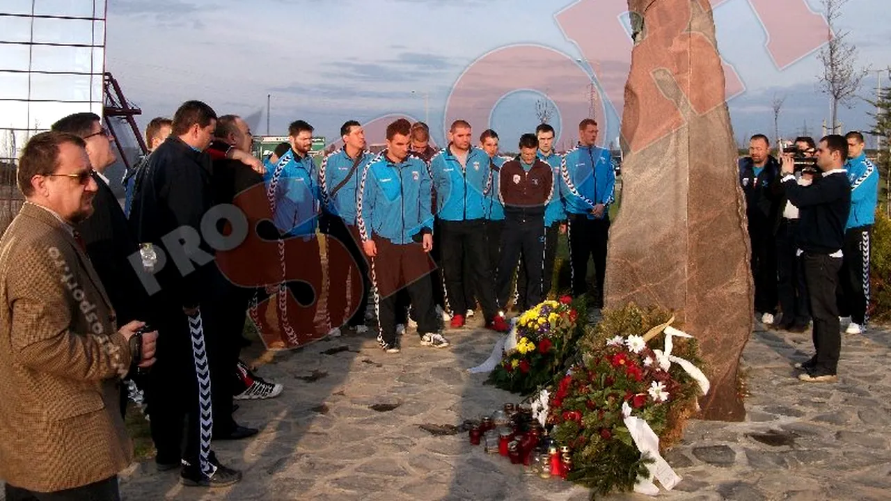 FOTO** Jucătorii lui HCM au depus o coroană de flori la monumentul lui Cozma, din Vezsprem