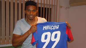FOTO** Maicon, la prima poză cu tricoul Stelei: "Voi da totul pentru a-i mulțumit pe fani!"