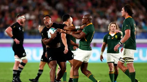 Noua Zeelandă a câștigat bătălia titanilor cu Africa de Sud în a doua zi a Cupei Mondiale. Patru minute de sclipire au fost suficiente pentru All Blacks pentru a decide jocul