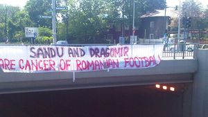 VIDEO Platini, chemat în ajutor de fanii "câinilor"!** "Sandu și Dragomir sunt cancerul fotbalului românesc"