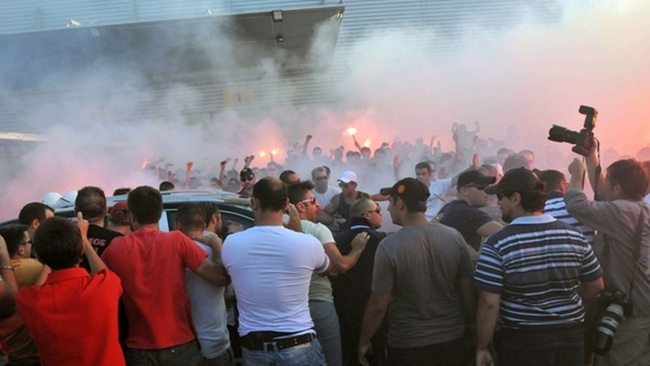 Mai bine jucau în 10! AEK, obligată să joace fără suporteri pe terenul lui Olympiakos