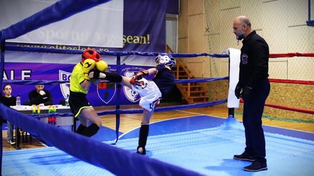 250 de sportivi la o competiție pentru amatori la Pitești! A fost Kickboxing în ring MMA în octogon și Grappling pe saltea. GALERIE FOTO