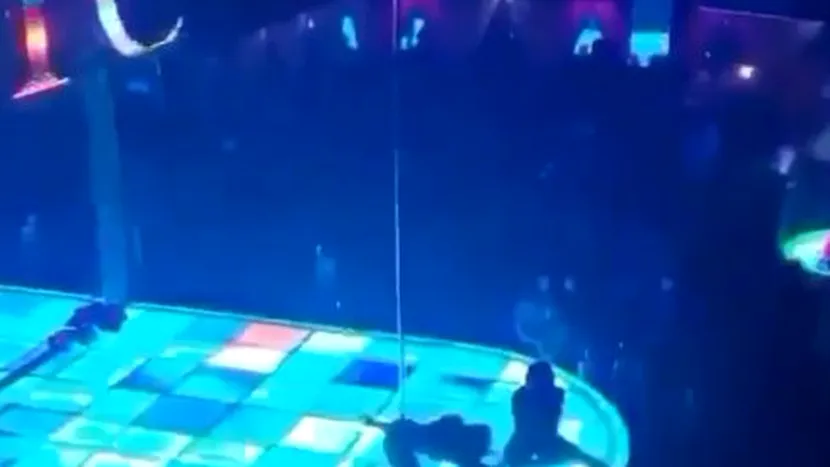 VIDEO / Moment șocant cu o dansatoare la bară. A căzut de la mare înălțime, iar ce a urmat nu poate fi descris în cuvinte!