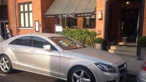 Și-a "tatuat" mașina cu mii de cristale Swarowski! Obsesia unei tinere rusoaice pentru bijuterii a adus-o în atenția presei britanice