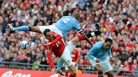 La United se coace o lovitură pentru City!** Pe lista de transferuri de 5 stele a "diavolilor" și-a făcut loc și un fundaș de națională al rivalilor