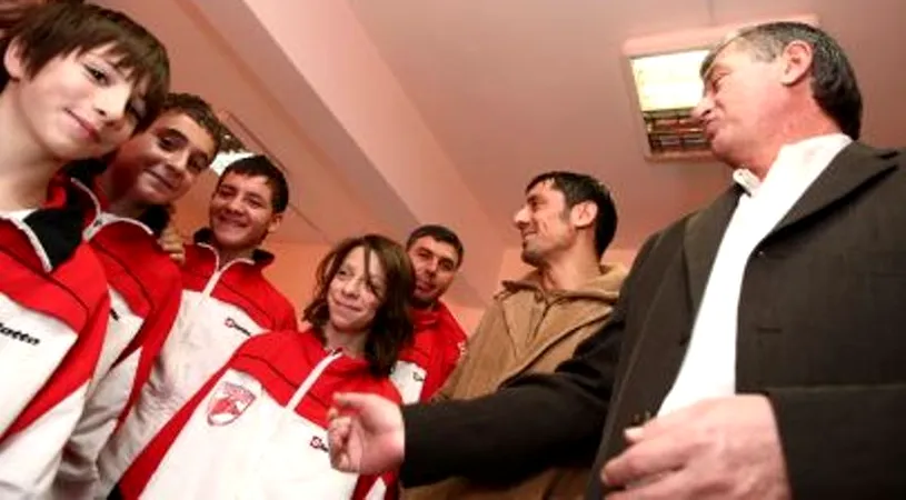 Dinamoviștii au împărțit cadouri la un azil de bătrâni