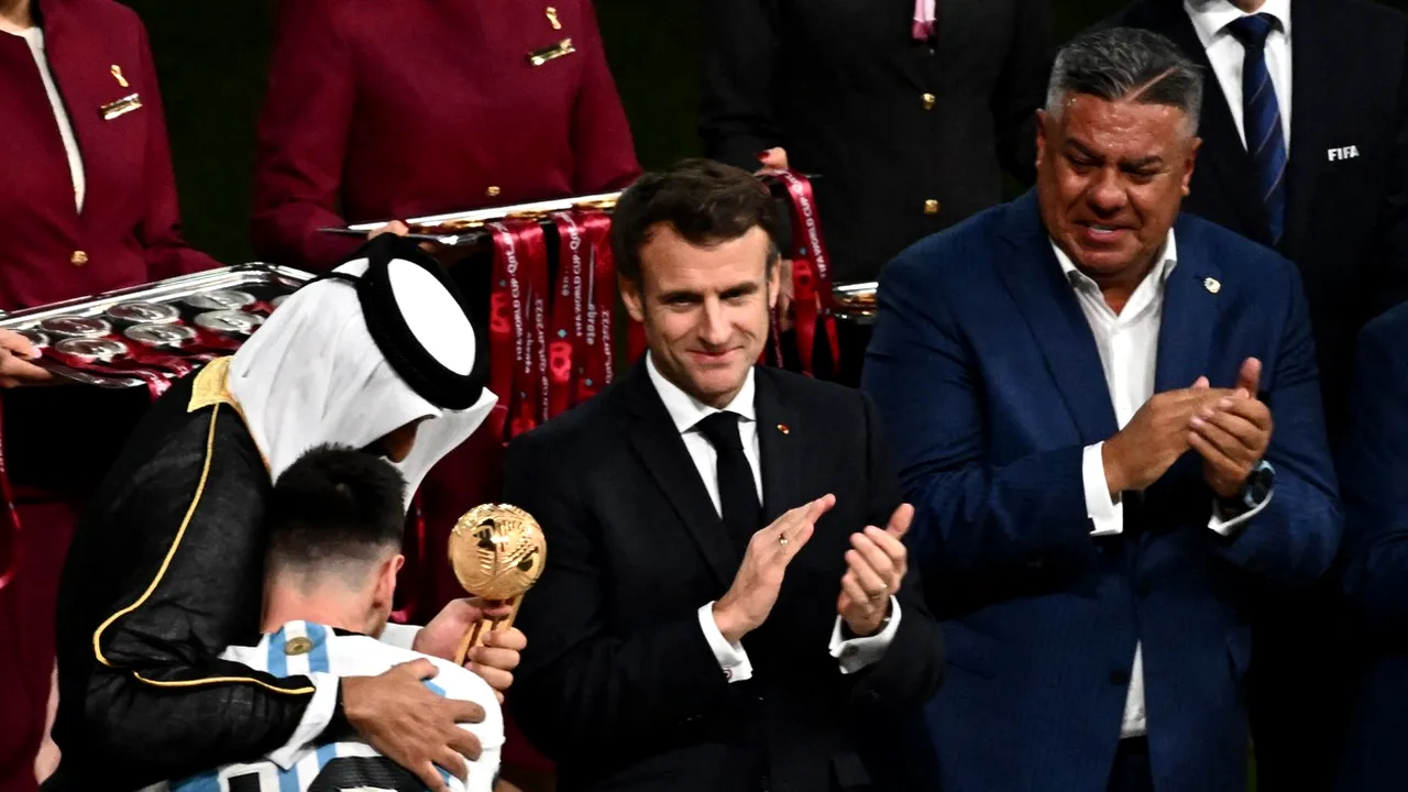 Cum a reacționat Leo Messi la festivitatea de premiere când președintele Franței, Emmanuel Macron, i-a întins mâna să îl felicite pentru titlul mondial!