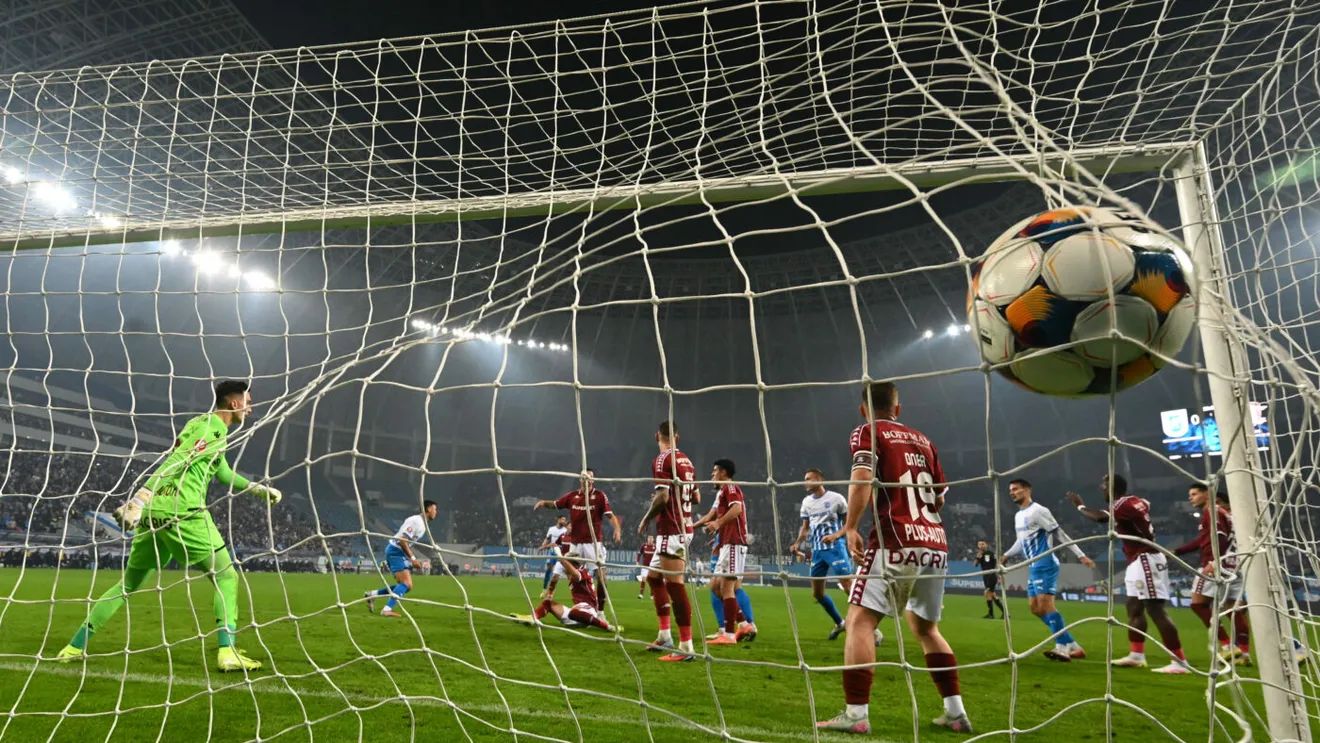 Nebunie în Bănie: Universitatea Craiova a subordonat Rapidul în prima repriză, însă a smuls egalul în prelungirile meciului. Cătălin Mureșanu scrie cronica unui derby fascinant