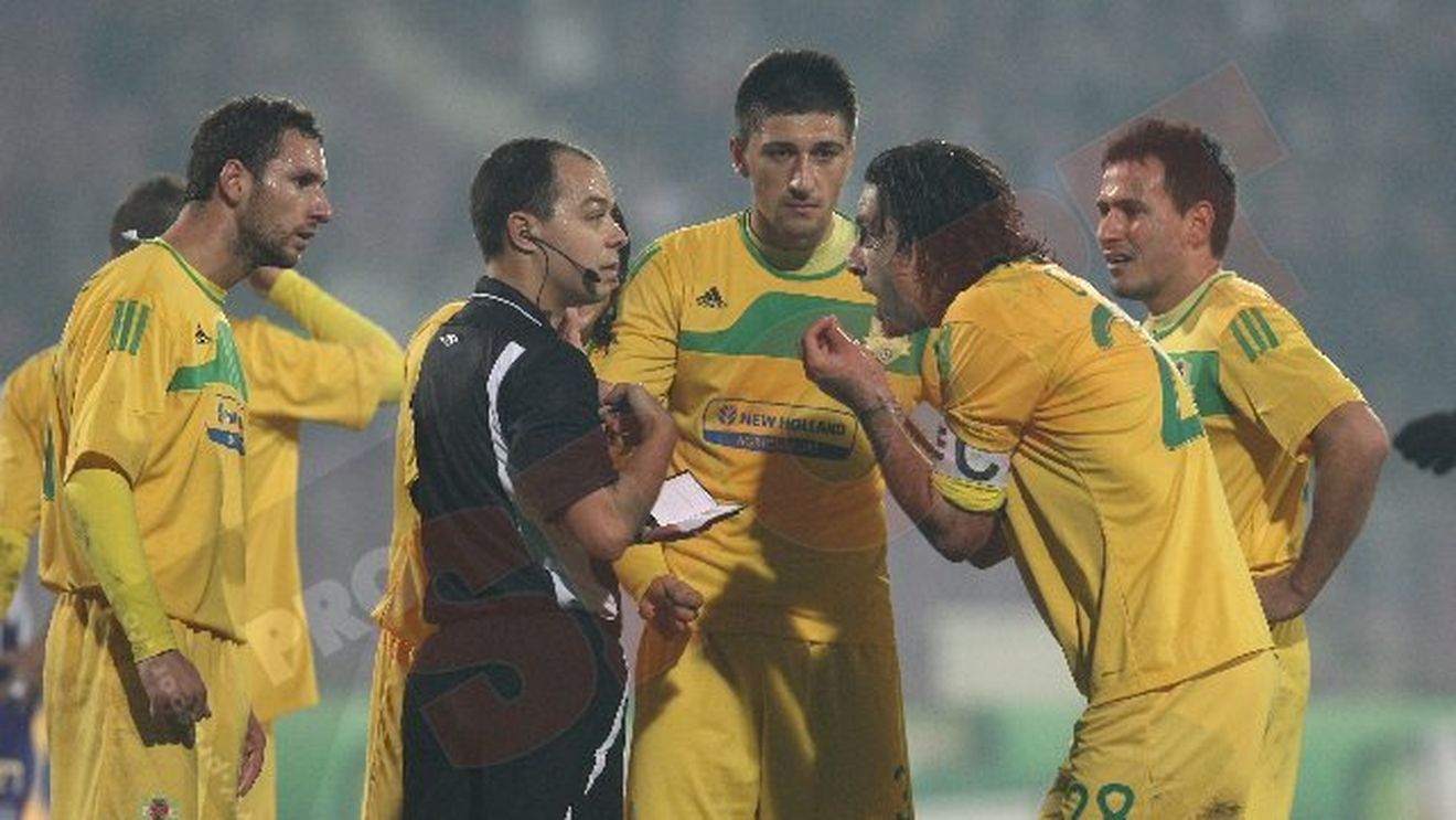 FOTO** Scandal monstru pe Bega! Cânu a fost eliminat, moldovenii au vrut să iasă de pe teren! Zicu, trimis la cabine!