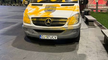 Nu au uitat de rivalii din oraș! Ultrașii din Peluza Sud 97 au vandalizat o mașină a clubului lui Mihai Rotaru când s-au întors de la Târgu Jiu! | EXCLUSIV
