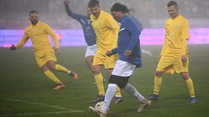 Ronaldinho, în noroi. „Opera de artă” braziliană a ajuns într-o mocirlă asezonată cu ceață, la Iaşi, dar zâmbetul său a rămas la fel de luminos