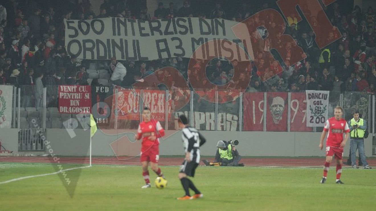 Dinamoviștii, protest inedit împotriva Jandarmeriei!** Ce au făcut la pauza meciului cu "U" și ce mesaj anti-conducere au afișat