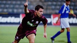 VIDEO | Șumi-gol se vrea Lewandowski: "Am dat și eu cinci goluri într-un meci, la Debrecen". Articolele din 2002 spun că Șumudică a dat doar patru goluri